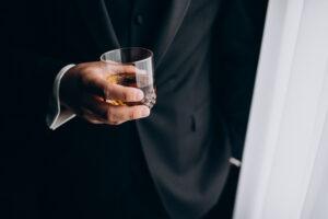 idée fête des pères - Coffret dégustation spiritueux - homme avec verre