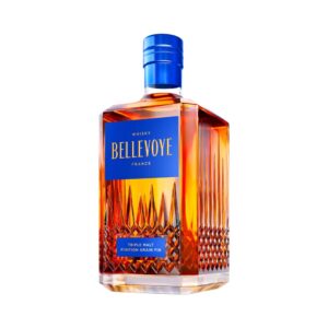Bouteille de whisky Bellevoye Bleu finition grain fin, triple malt français. Flacon en verre avec motifs en relief, étiquette bleue avec inscriptions dorées et capsule assortie. Le Club des Connaisseurs.