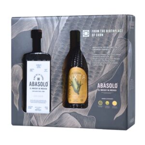 Coffret Abasolo comprenant une bouteille de whisky de maïs Abasolo et une bouteille de liqueur de maïs Nixta. Emballage gris avec illustrations de maïs et inscriptions en anglais. Le Club des Connaisseurs.