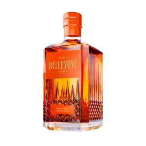 Bouteille de whisky Bellevoye Orange, triple malt français. Flacon en verre avec motifs en relief, étiquette et capsule orange avec inscriptions dorées. Disponible sur Le Club des Connaisseurs.