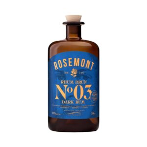 Bouteille de rhum vieux Rosemont N°03 sur fond blanc. Étiquette bleue avec inscriptions dorées indiquant un vieillissement de 5 ans et un taux d’alcool de 45 %. Bouchon en liège avec un col en verre foncé. Le Club des Connaisseurs