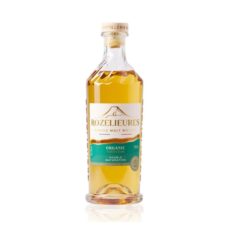 Packshot de la bouteille de whisky Rozelieures Organic Collection Double Maturation sur fond blanc. Bouteille transparente avec une étiquette verte et dorée, fermée par un bouchon en liège. Le Club des Connaisseurs.