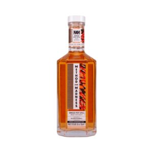 Packshot bouteille de whisky Method & Madness Single Pot Still sur fond blanc, avec un étiquetage distinctif et une touche artistique sur la partie latérale de l’étiquette. Le Club des Connaisseurs.