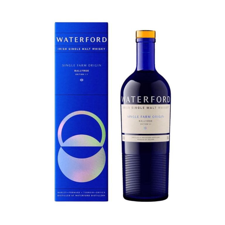 Packshot de la bouteille de whisky irlandaisWaterford SFO Ballyroe Edition 1.1 avec son étui bleu, mettant en avant l’approche terroir de la distillerie Waterford.